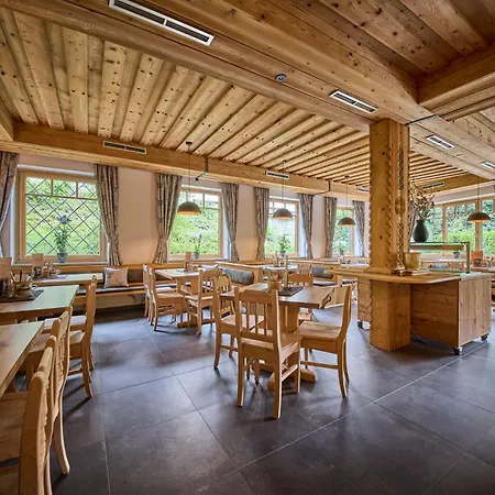 Platzhirsch - - Self Check-in Gasthof